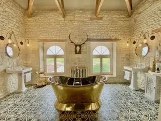 ツイン洗面台と独立したバスタブを備えた広いカントリーバスルーム