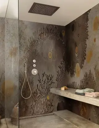 Idea de cuarto de baño con decoración de pared.