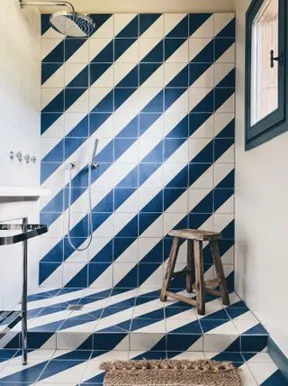 Azulejos de ducha azules y blancos en la ducha
