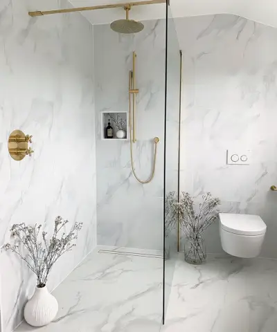 Piastrelle geometriche a motivi blu e bianchi in una stanza umida.