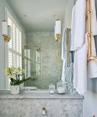 Idee per illuminare una stanza umida di colore blu pallido.