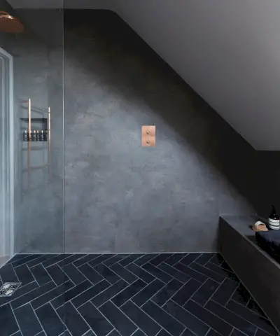 Esempio di idee per ambienti umidi in marmo grigio con mobile lavabo in legno.