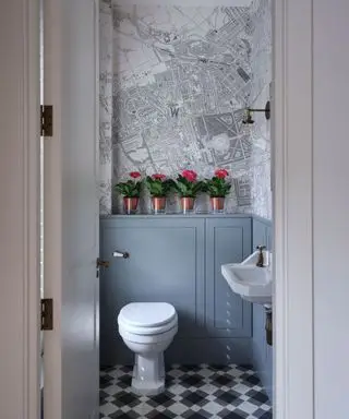 WC s mapovou tapetou a modrým drevom