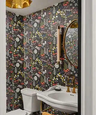 10 idées de design belles et fonctionnelles pour configurer une salle de bain étroite