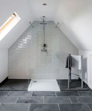 Nápady na sprchový kout v koupelně pod okapem s dlaždicemi metra.