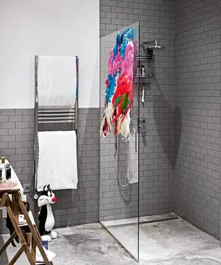 Rohová kóje s šedými dlaždicemi metra.