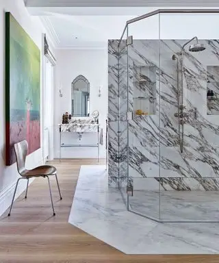 Otevřený sprchový kout s mramorovým obložením
