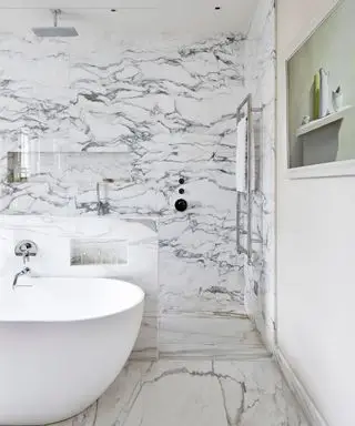 Bezbariérový sprchový kout ilustrovaný mramorem a čtvercovou vodopádovou sprchovou hlavicí