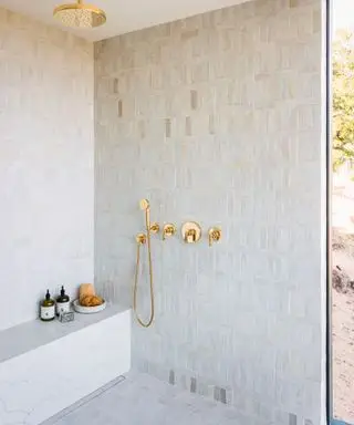 Procházka ve sprše s nápady na texturované stěny