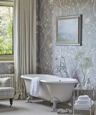 Idées de rideaux de salle de bain avec des rideaux en lin taupe, du papier peint à motifs bleu et crème et une baignoire sur pattes