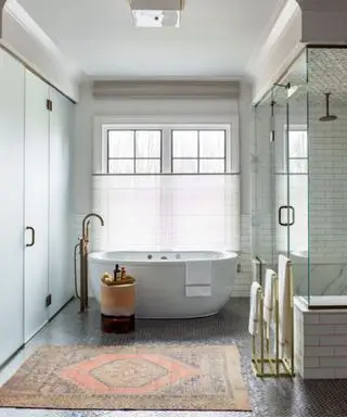 Salle de bain avec grandes fenêtres et carrelage à chevrons