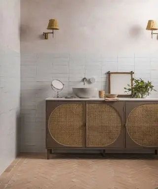 Carrelage en terre cuite dans la salle de bain, armoire en bois, carrelage mural blanc, armoire décorée avec miroir et accessoires