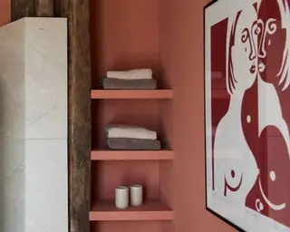 선반유닛을 닫고 샤워부스 옆에 인쇄한 벽, 주황색으로 장식되어 있습니다.