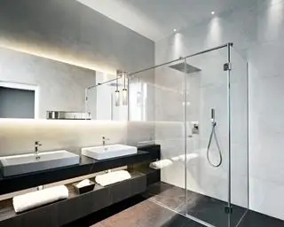 Bagno moderno e minimalista con eleganti scaffali e mobile lavabo moderno, mensole e specchi illuminati con illuminazione a LED, ampio spazio doccia, rivestimenti grigi testurizzati, pavimenti grigio scuro