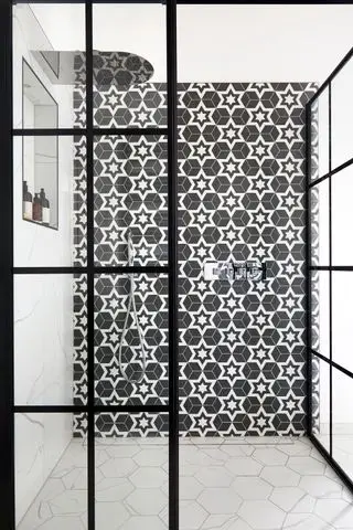 C P Hart salle de bain noir et blanc