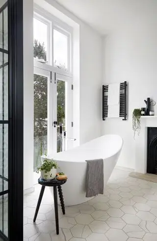 Salle de bain CP Hart noir et blanc