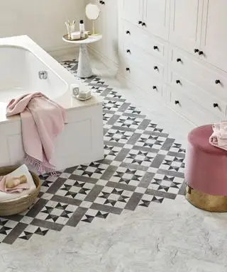 Idées de carrelage de salle de bain gris avec un sol Amtico gris à motifs avec des accessoires roses.