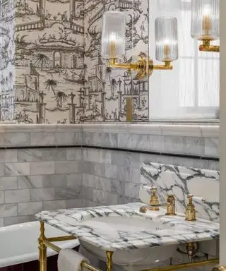 Un exemple d'idées de carrelage de salle de bain gris avec un lavabo en marbre et du carrelage de Drummonds