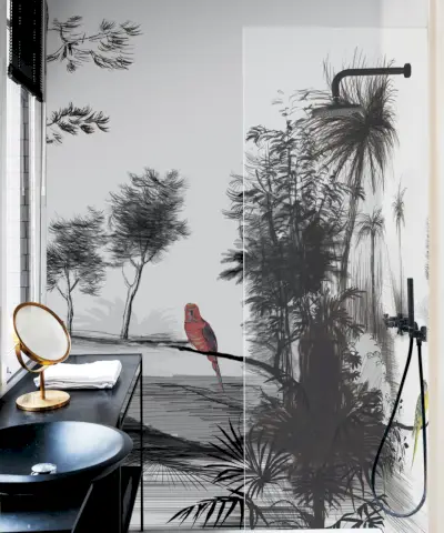 Salle de bains bleu pâle, coiffeuse vintage, avec dessus en marbre, baignoire et mitigeurs, œuvres d'art antiques colorées au-dessus du lavabo