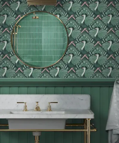 Salle de bain avec mur carrelé brillant bleu et vert, grande baignoire blanche, tabouret vert vif, vase avec fleurs, grande suspension à texture naturelle, sol en carrelage terrazzo blanc et gris