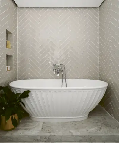 Salle de bain avec murs et sols en marbre, lavabo blanc et robinetterie noire, meuble sous-vasque avec rangement serviettes et rangement bas, niche à côté du lavabo avec articles de toilette, télévision encastrée dans le mur, miroir blanc arrondi au dessus du lavabo