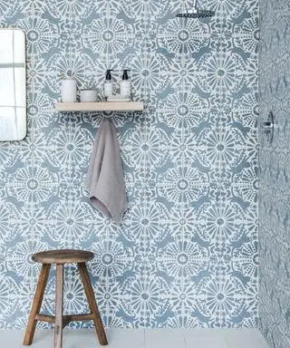 Salle de bain bleue avec carrelage de douche décoratif