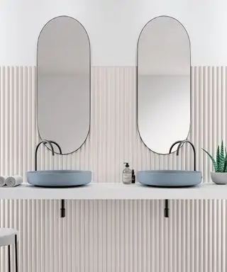 Salle de bain bleue avec vasques bleues