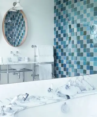 Salle de bain bleue avec carrelage mural