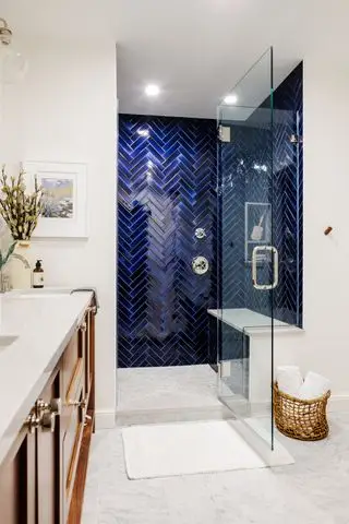 Baño de Four Brothers, Washtington D.C. con mampara de ducha con azulejos azules
