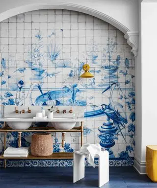 mural de pared con diseño clásico portugués con efecto de azulejos y tocador con doble lavabo