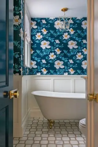 Baño empapelado con papel tapiz Matilija Moonlight, Lake August en The Fabric Collective