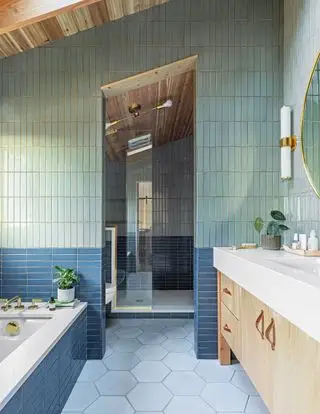 West One BathroomのAnn SacksのMADEコレクションのBlue GalenaとNew Lagoonのフィールドタイルを使用したバスルーム