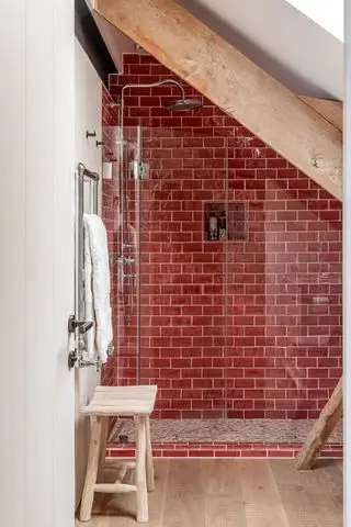 地下鉄の赤いタイルが貼られたシャワールーム