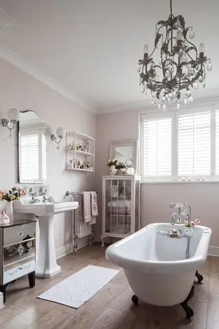 コテージバスルームのアイデア自立型バス付きのヴィンテージスタイルのバスルーム