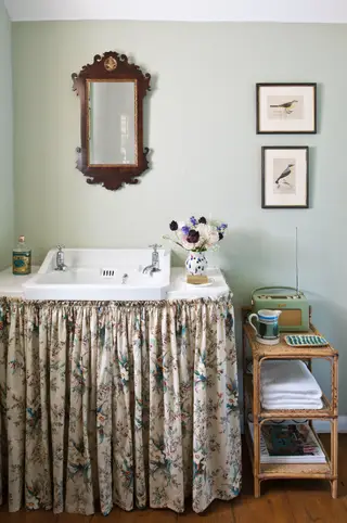 コテージのバスルームのアイデア – 個性あふれる 22 の実用的なスペース