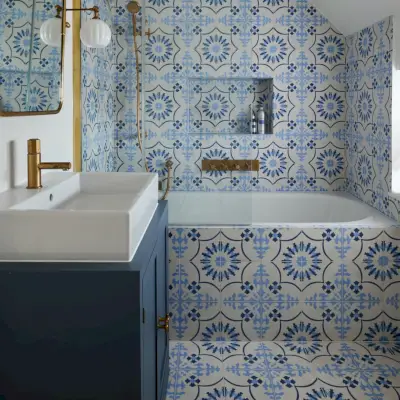 스타일리시하고 실용적인 마감을 위한 욕조 타일링 방법