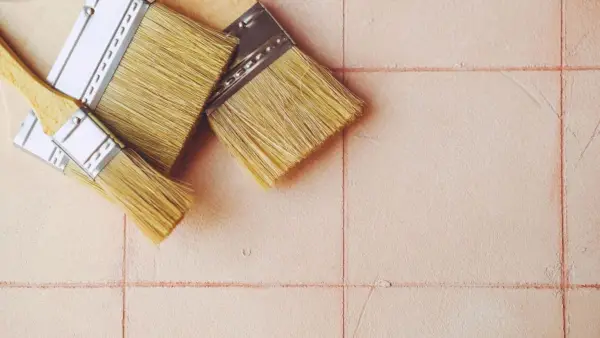 Umíte malovat obklady v koupelně? Profesionální malíři mají svůj názor na podlahy, sprchy a stěny