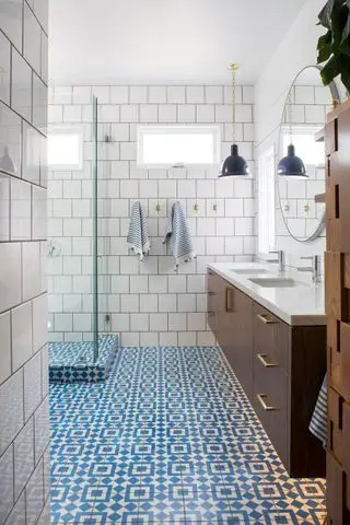 bad med blå gulvfliser i Cali-stil, dusjkabinett, vegghengte servanter