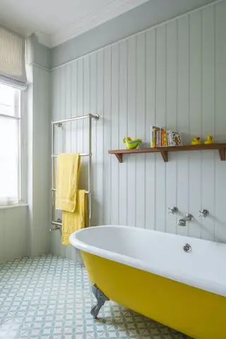 Familiebad med blå vegger