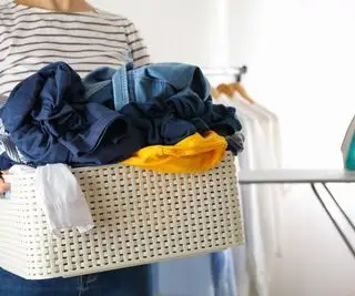 באיזו טמפרטורה לכבס בגדים כהים - מומחים מסבירים כיצד לשמור על הצבעים שלך מפני דהייה