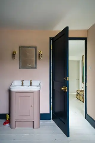 idées de salle de bains traditionnelles – salle de bains traditionnelle rose avec lavabo et porte bleu foncé