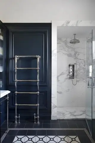 idées de salle de bains traditionnelles, radiateur sèche-serviettes Drummonds à côté d'une douche en marbre