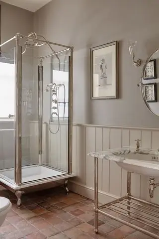 cabine de douche autoportante dans une salle de bains traditionnelle