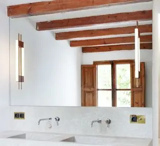 salle de bain avec miroir face à une fenêtre avec éclairage