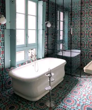 idées de carrelage de salle de bain avec des carreaux à motifs sur les murs et le sol