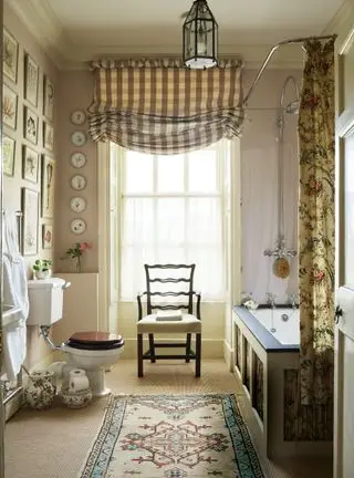 Salle de bain champêtre avec store vichy, murs crème et mur galerie