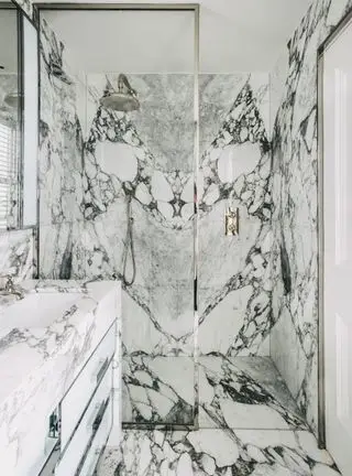 Petite salle de douche avec murs en marbre