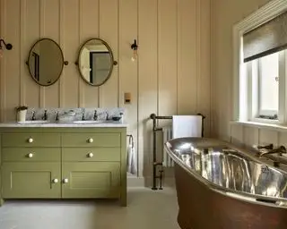 couleurs de salle de bain en jaune et vert avec baignoire en laiton