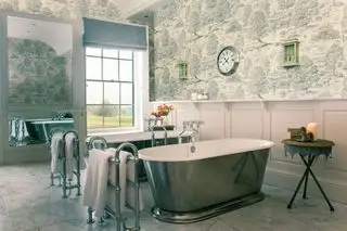 salle de bain luxueuse avec deux baignoires autoportantes