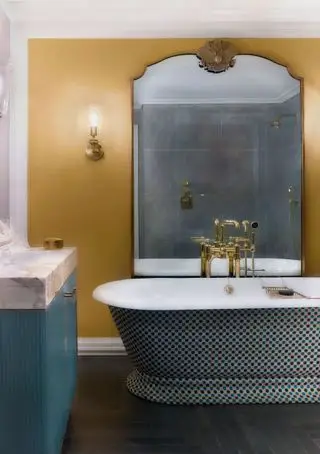 Idées de salle de bain montrant une baignoire enveloppée dans un tissu tissé